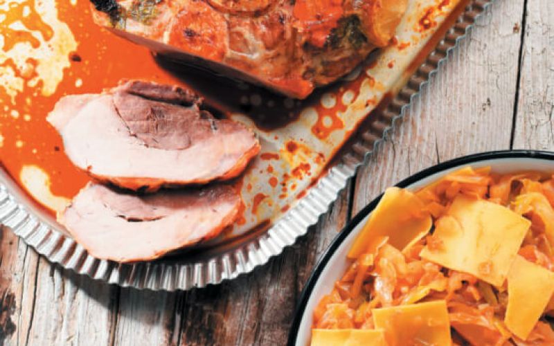 Dušeno sladko zelje z bleki (krpicami) in svinjska mrežna pečenka