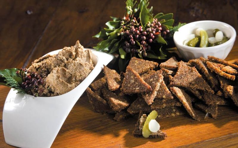preprosta piscancja jetrna pasteta na rzenem kruhu