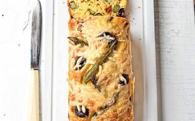 Štruca s šparglji, olivami in posušenimi paradižniki