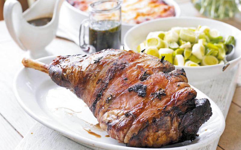 Pečena jagnjetina z rožmarinom in česnom