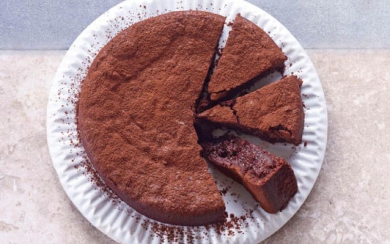 pijan-cokoladni-kolac-s-suhimi-slivami_558x620_acf_cropped