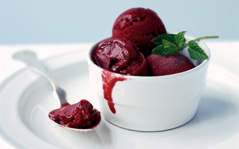 Sorbet iz črnega ribeza in mete