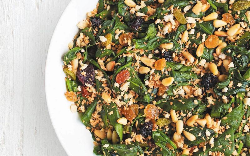 spinaca z rozinami pinjolami in drobtinami