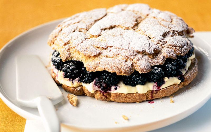 Torta iz krhkega testa z robidnicami in topljeno smetano