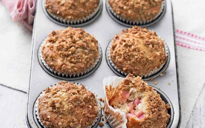 rhubarb crumble muffins