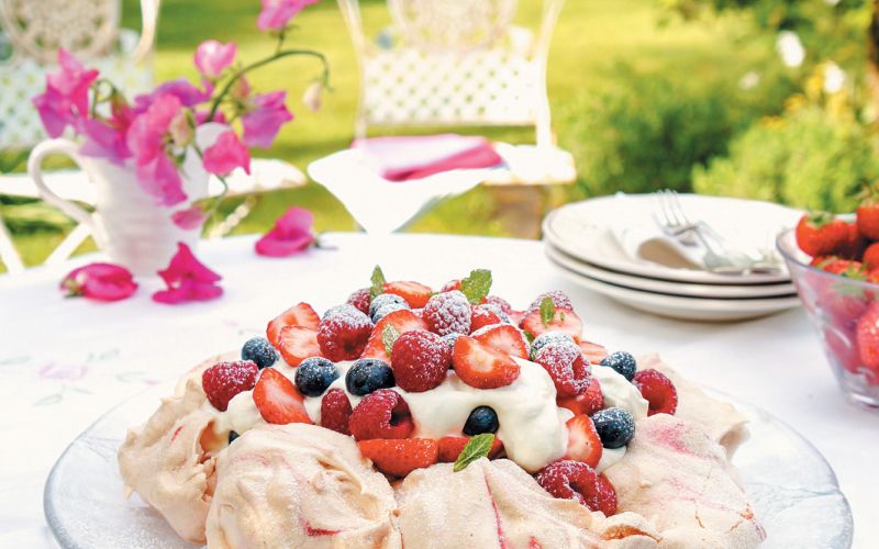 Poletna pavlova z jagodičjem