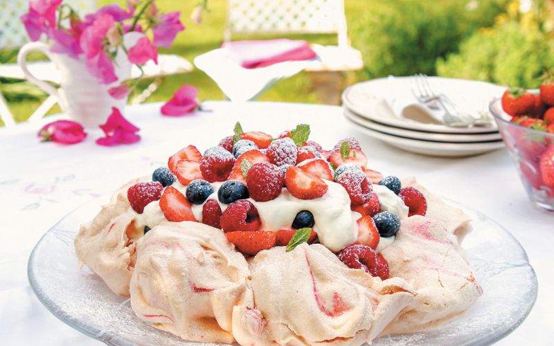 Poletna pavlova z jagodičjem