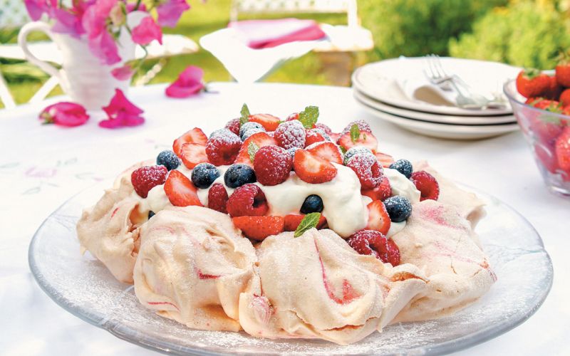 Poletna pavlova z jagodičjem