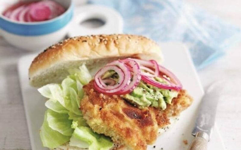 Burger-s-piscancem-cebulo-in-avokadom_558x620_acf_cropped