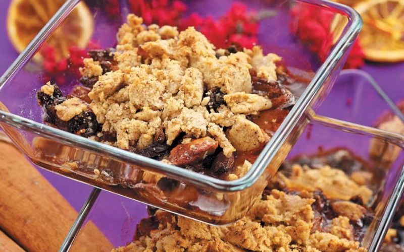 Dörrobst-Crumbles mit Walnuss-Streusel