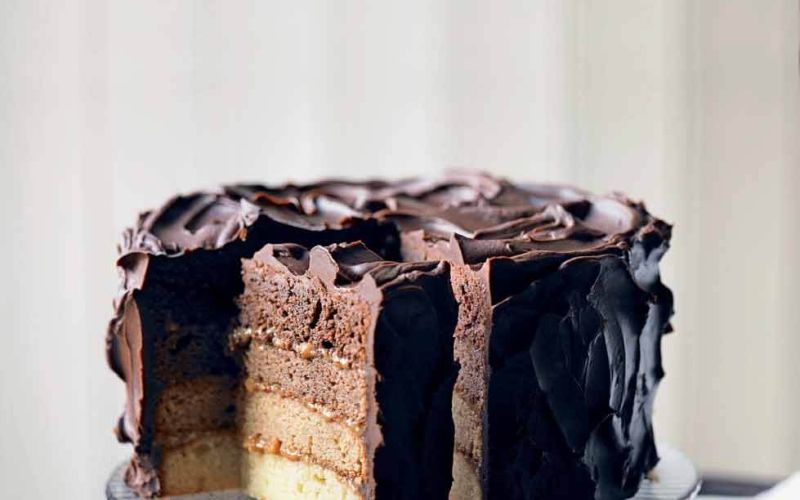 cokoladno-karamelna torta v stirih odtenkih