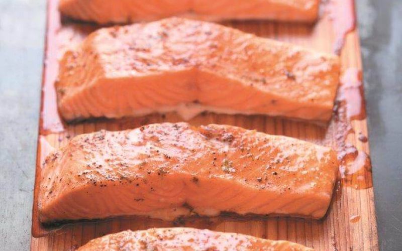 Lachs auf Zedernholzbrett