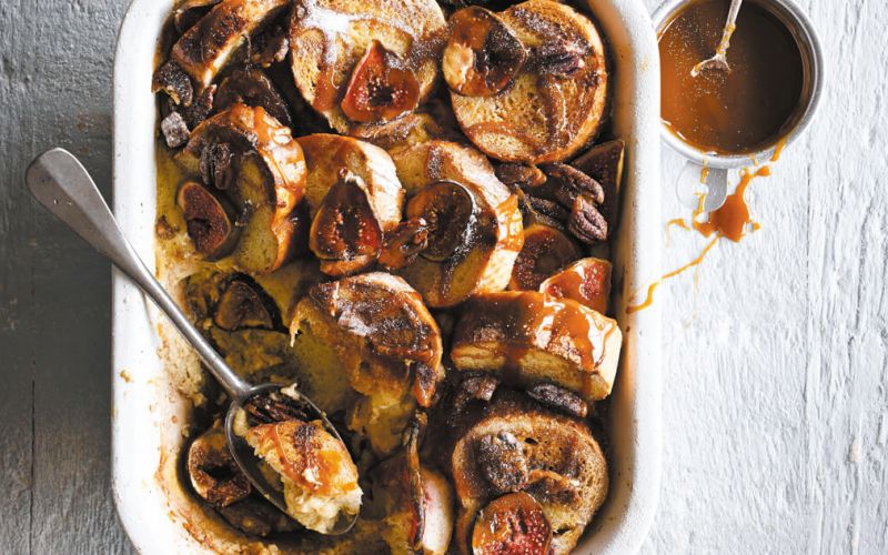 Karameliziran kruhov narastek s figami