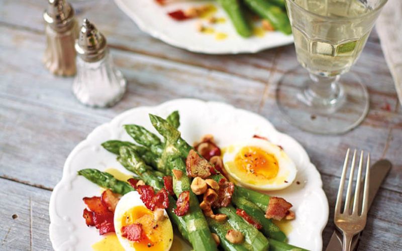 Topla solata iz belusev slanine racjih jajc in lesnikov