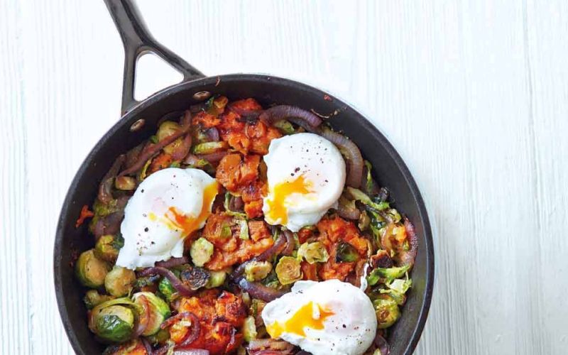 prazen sladki krompir in brsticni ohrovt s posiranimi jajci