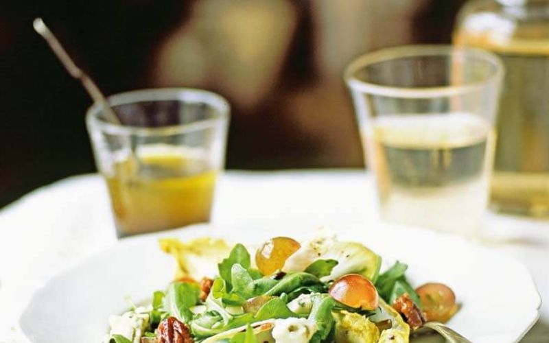 blue cheese and grape salad with caramelised pecans