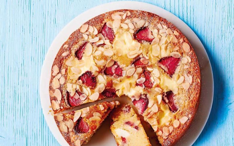 torta s sirovimi kepicami jagodami in mandlji