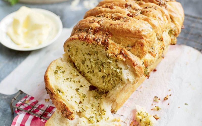 Kruh za trganje s sirom in česnom