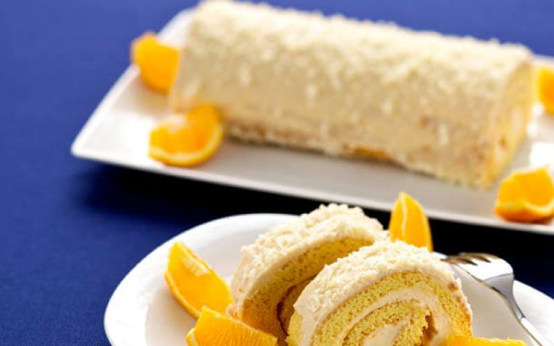 Biskuitroulade mit Orangencreme