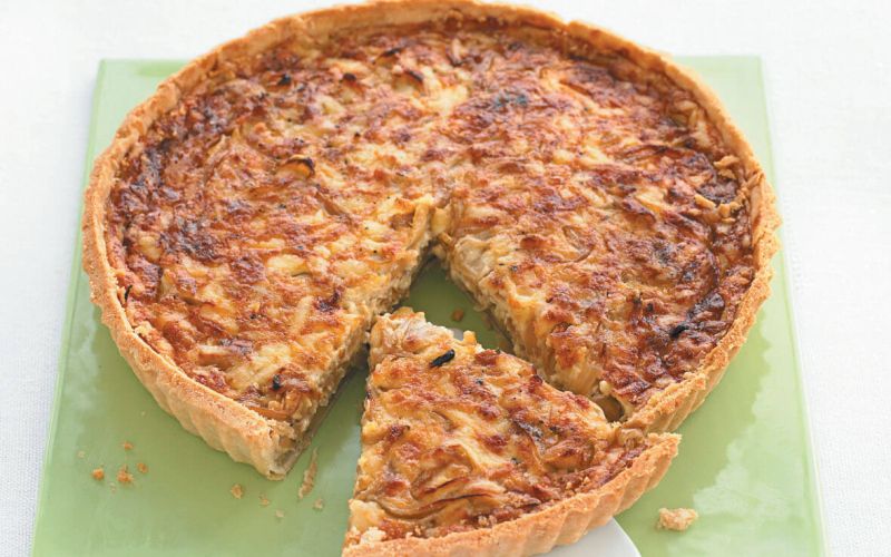 Čebulna pita s čedarjem