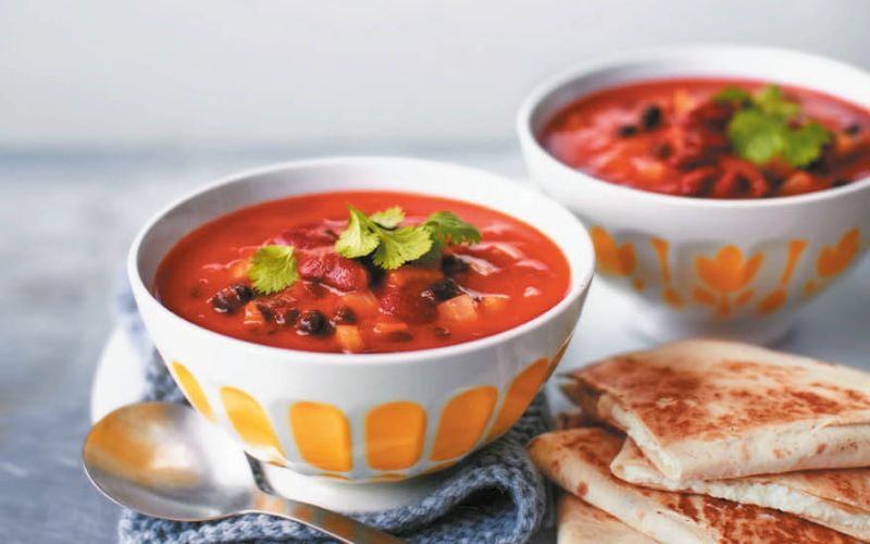 mehiska fizolova juha in hrustljave tortilje s feto