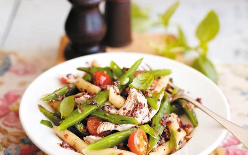 peresniki s piscancem olivno pasto in strocjim fizolom