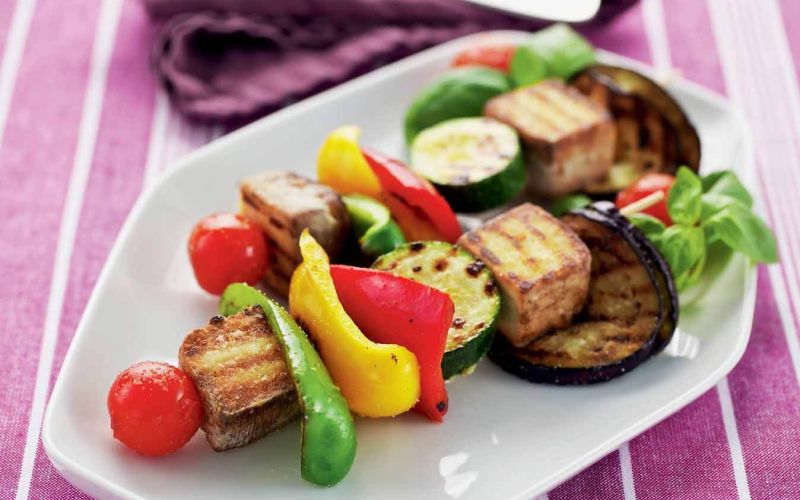 Gegrilltes SommergemuÌse mit Tofu am SpieÃ