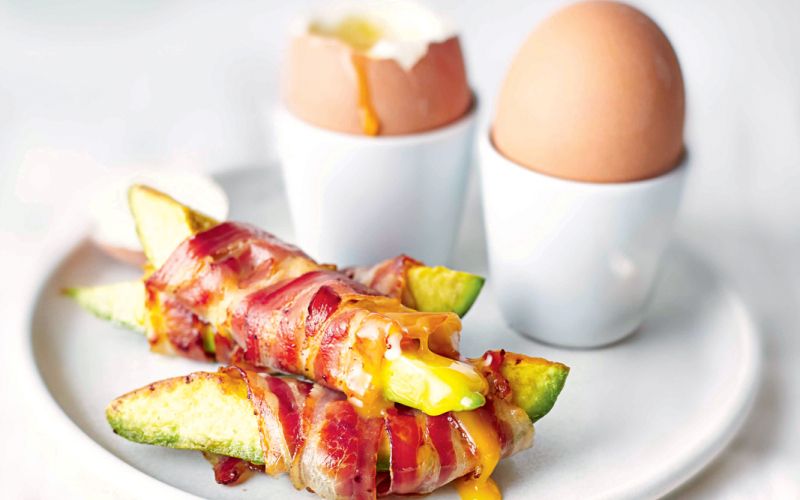 Mehko kuhana jajca z avokadom v pancetini srajčki