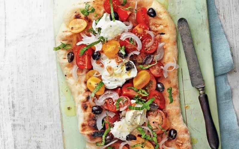 Garlic pizza with tomato &amp; mozzarella