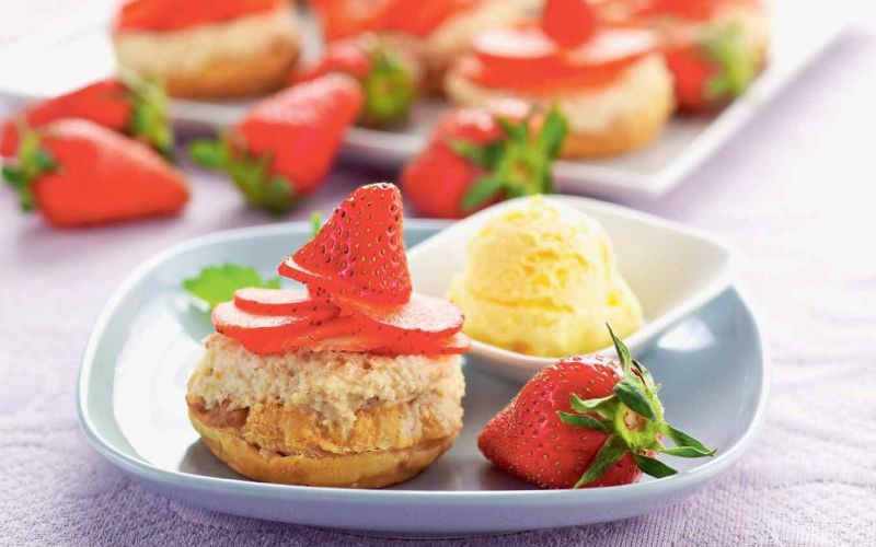 Erdbeertoertchen mit Weinschaumeis