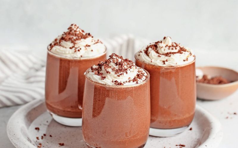 Healthy,Vegan,Chocolate,Mousse,With,Vegan,Cream,Topping,In,Glasses