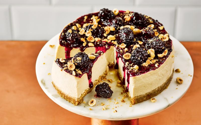 Sirčkova torta (cheesecake) z muskovadom, lešniki in robidnicami