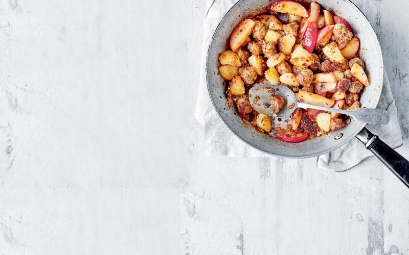 Pečena klobasa z jabolki in gorčico