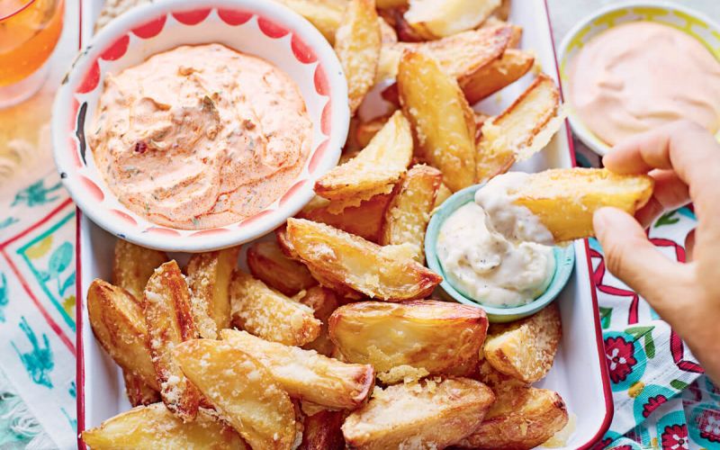 Pečen krompirček s parmezanom in pomakami