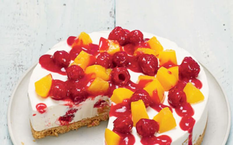 Sirova torta z breskvami in malinami