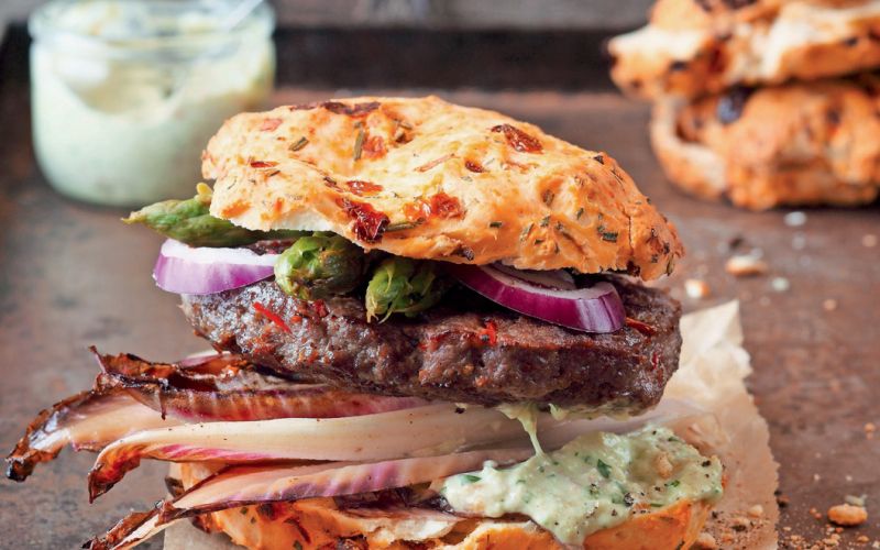 Burger z avokadovo majonezo