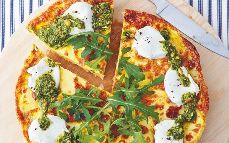 Krompirjeva omleta s pestom in kozjim sirom