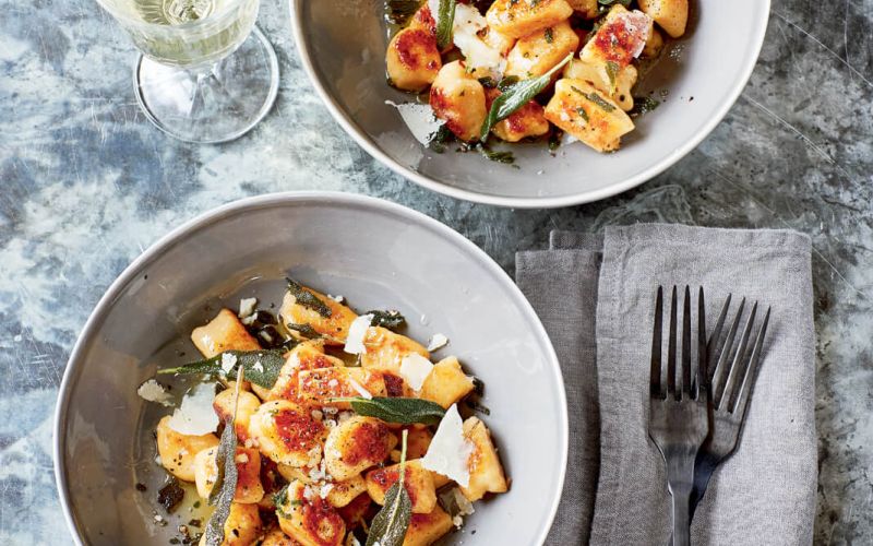 Kolerabni njoki z žajbljem