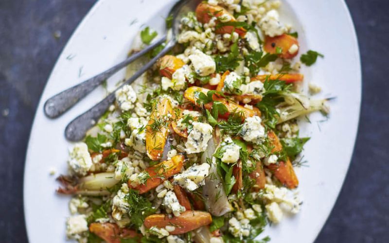 Topla jesprenjčkova solata s pecenim korenjem in koprovim prelivom