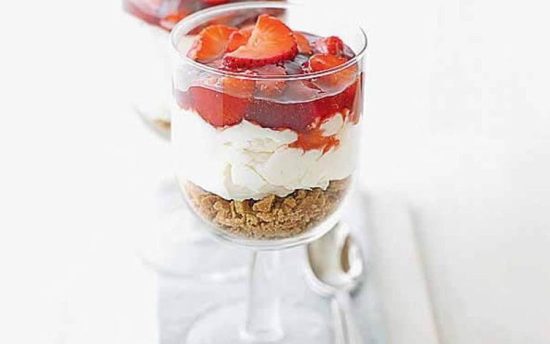 Jagodna sladica v kozarcu