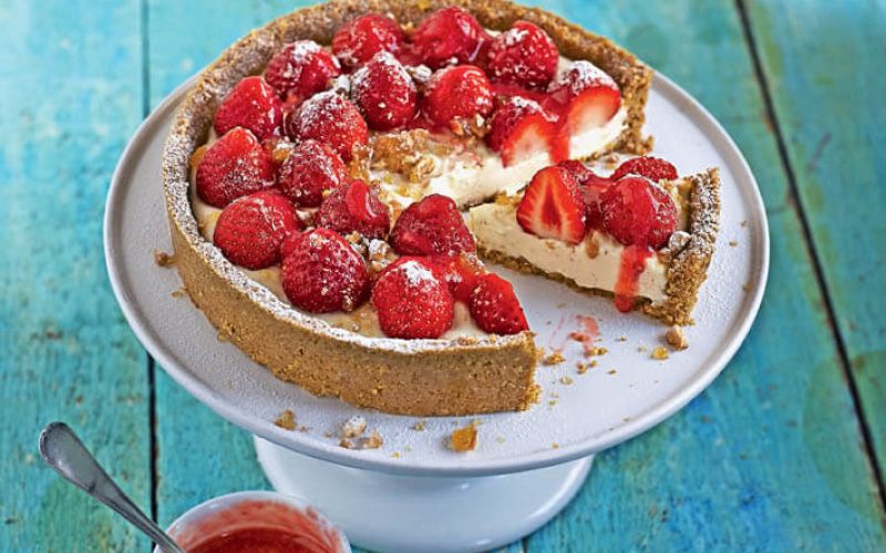 torta z jagodami in hrustljavimi arasidi
