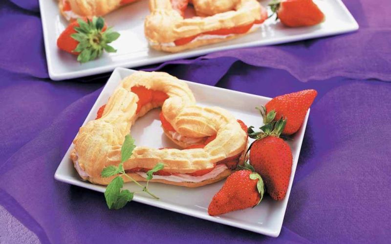 Herzliche Eclairs mit Erdbeercreme