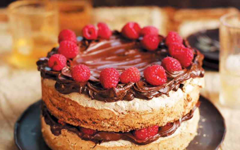 Fina torta z lešnikovo meringo