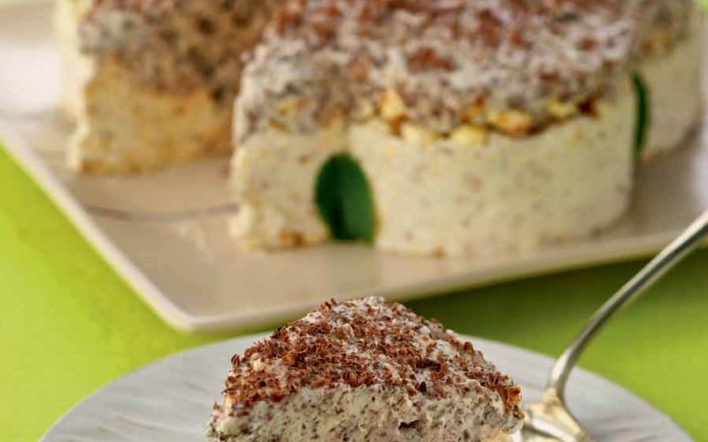 Stracciatella-Eisbombe mit Popcorn