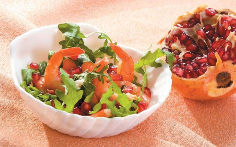 solata z rukolo kozicami in granatnim jabolkom