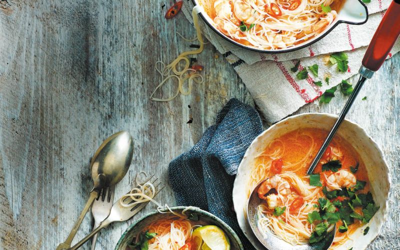 Pikantna juha laksa z rezanci kozicami in karijem