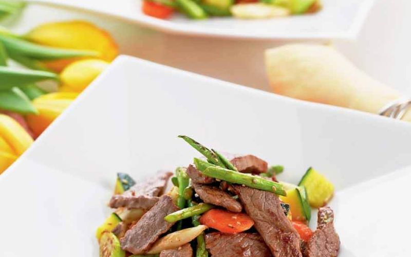 Rindsfiletstreifen mit jungem GemuÌse aus dem Wok