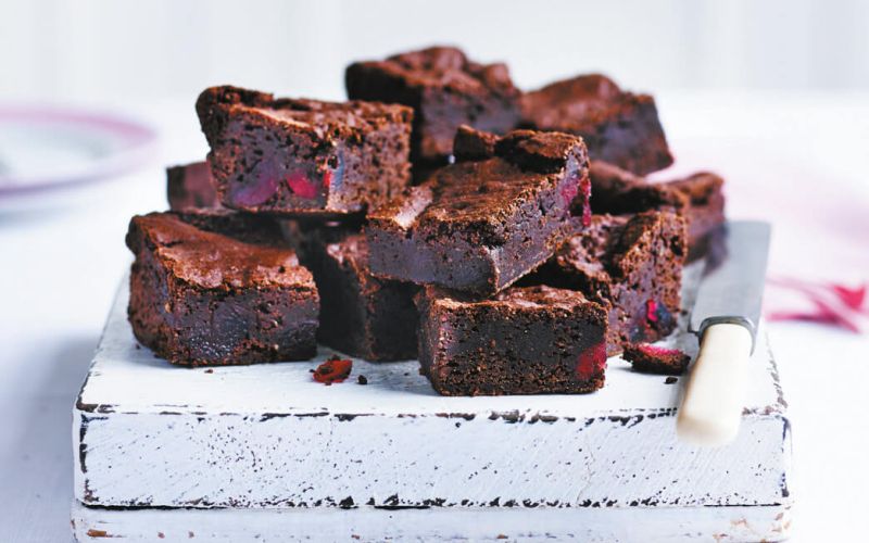 Veganski rjavčki s kandiranimi češnjami in mandlji