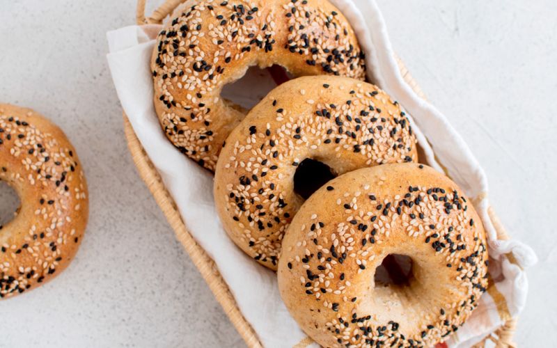 Fresh,Baked,Sourdough,New,York,Style,Bagels,On,Light,Table,