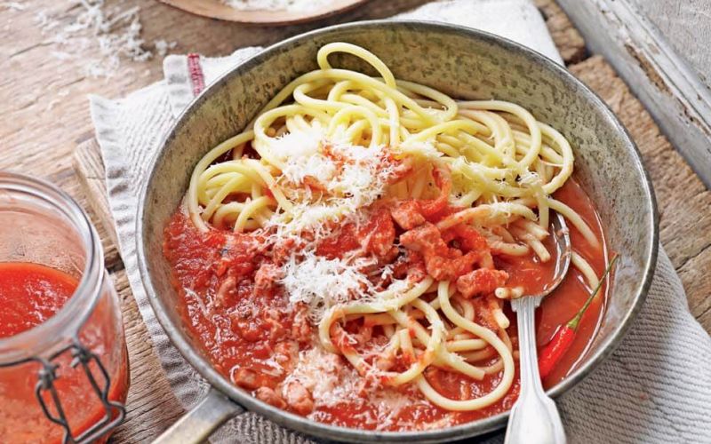classic amatriciana bucatini